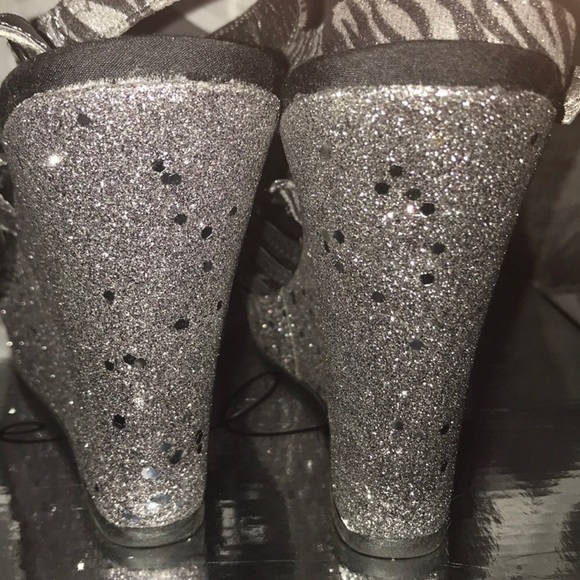 Buckle DayTrip zebra sparkly wedges - Picture 6 of 8